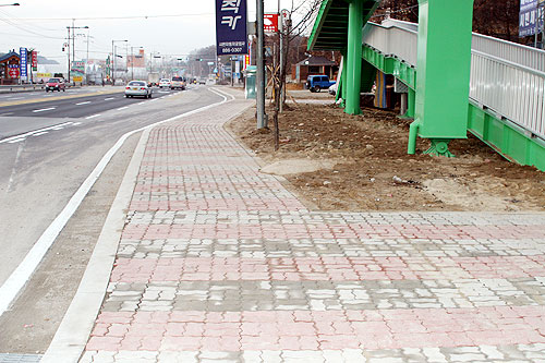 수원국도가 지난주 준공한 여주읍 교리 여주고등학교 앞 인도에 시각장애인 유도블럭이 없어 비난이 일고 있다. 